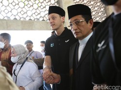 Alhamdulillah... Akhirnya Mesut Oezil Salat di Masjid Istiqlal