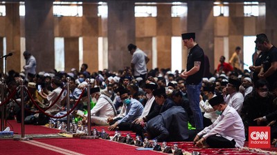 FOTO: Heboh Mesut Ozil Salat Jumat di Masjid Istiqlal