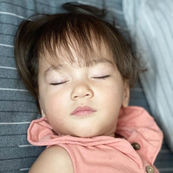 <p>Momen yang satu ini juga begitu menggemaskan. Meskipun sedang tidur, Numa tetap sangat manis dengan poni barunya yang dipotong secara diam-diam oleh ibunya. (Foto: Instagram @monaratuliu)</p>