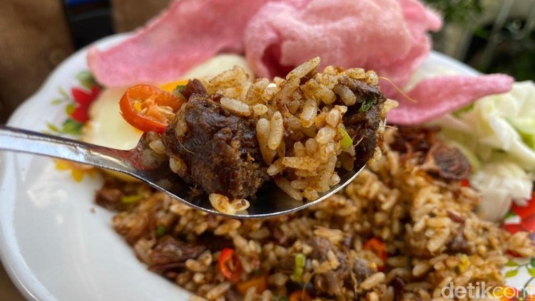 Nasi Goreng Upiak : Lama Bana! Cicip Nasi Goreng Rendang dan Balado Minang yang Berempah