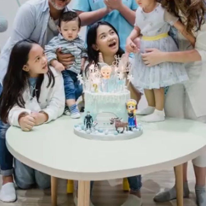 <p>Pada 20 Mei 2022 lalu, Numa baru saja merayakan hari ulang tahunnya yang kedua di Jakarta nih, Bunda. Acaranya digelar di <em>playground</em> bertema Frozen. (Foto: Instagram @monaratuliu)</p>