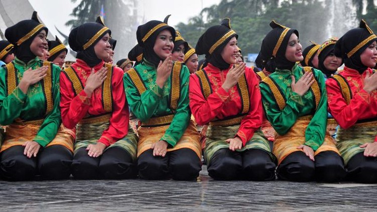 pakaian aceh Jakarta, Indonesia - April 19, 2015: Saman dance performances at Taman Mini Indonesia Indah, Jakarta, Indonesia