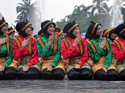 5 Tata Cara Berpakaian Sesuai Adat Aceh, Kerudung Adalah Wajib!