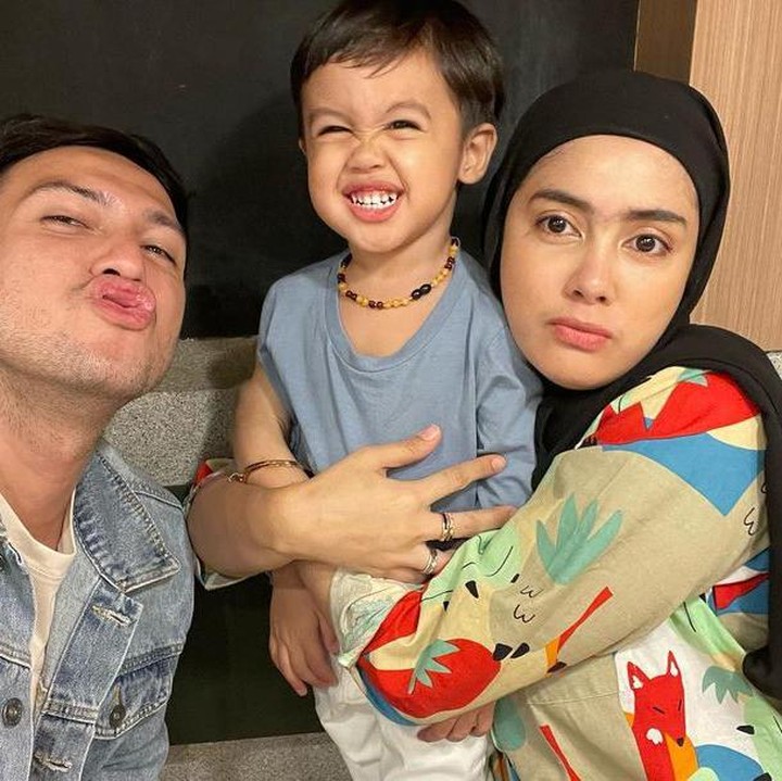 <p>Pasangan yang menikah pada tahun 2018 lalu ini dikaruniai anak laki-laki yang diberi nama Kazeem Zhafi Balweel. Khazeem berarti terbaik, Zhafi berarti keberuntungan, dan Balweel adalah nama belakang Rifky. (Foto: Instagram @rifkybalweel)</p>