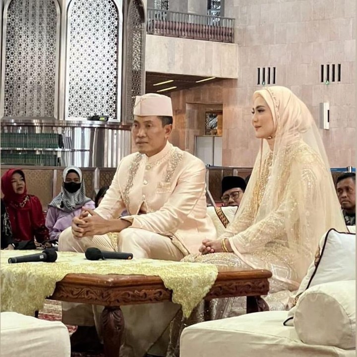<p>Akad nikah keduanya berlangsung tadi pagi pkul 09.00 WIB di Masjid Istiqlal, Jakarta. Sedangkan resepsi dilakukan di Balai Komando, Kopassus yang berada di kawasan Jakarta Timur pukul 18.30 hingga 21.00 WIB. (Foto: Instagram @julianamoechtar)<br /><br /><br /></p>