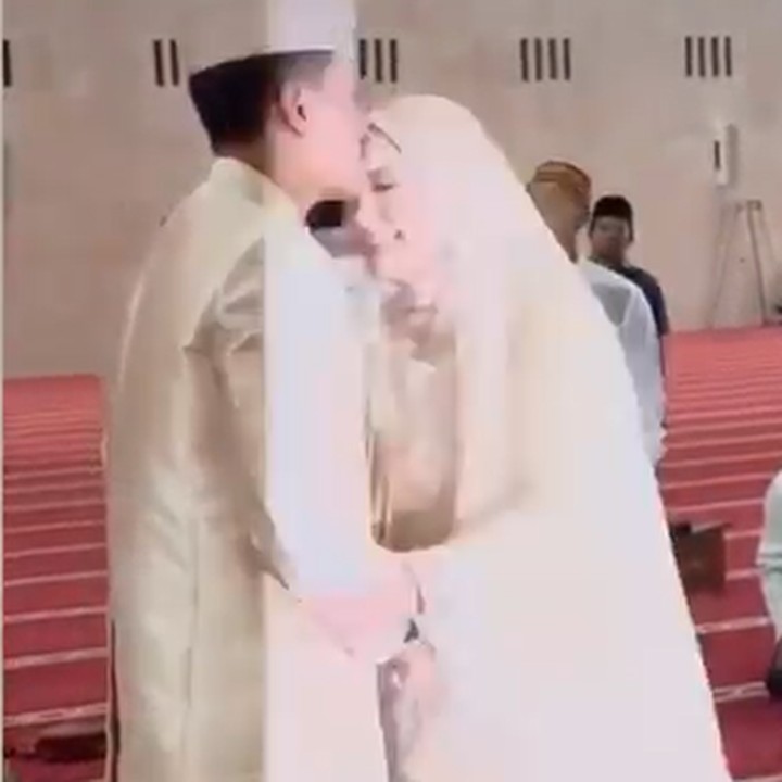 <p>Ayah, adik, serta kakak Juliana sama-sama berprofesi sebagai TNI. Oleh karena itu, ia pun diperkenalkan dengan Nur Wahyudi yang juga menggeluti profesi yang sama. (Foto: Instagram @julianamoechtar)<br /><br /><br /></p>