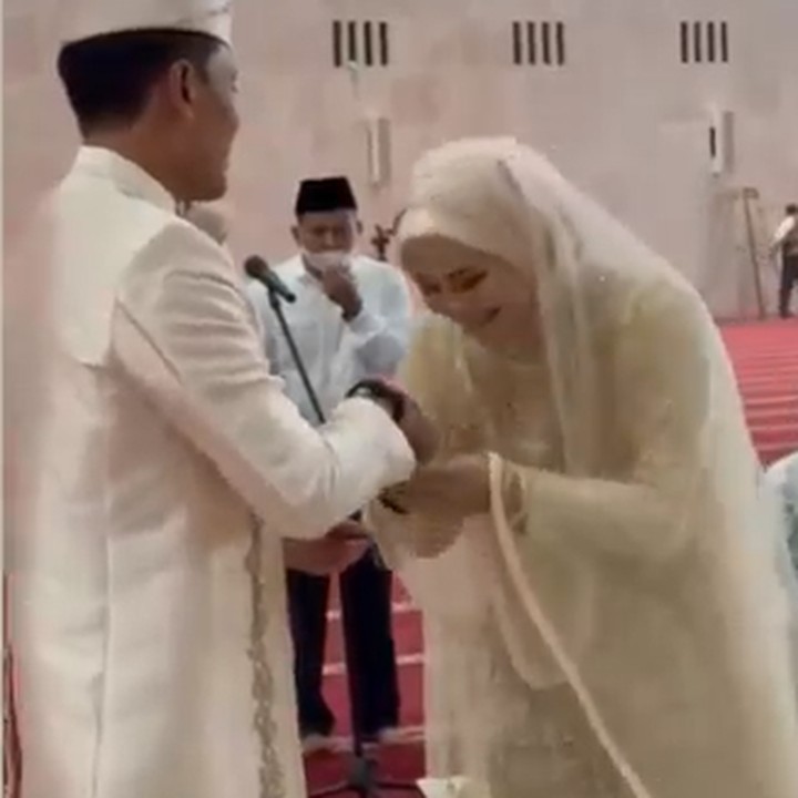 <p>Juliana dan sang suami ternyata memiliki kedekatan dalam hal keluarga. Julia mengaku bahwa ia memang dibesarkan di keluarga TNI.(Foto: Instagram @julianamoechtar)<br /><br /><br /></p>