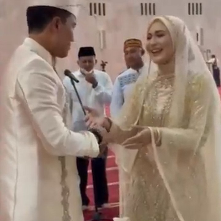 <p>Seperti dirinya, sang suami juga merupakan seorang single parent karena istrinya telah meninggal dunia. (Foto: Instagram @julianamoechtar)<br /><br /><br /></p>