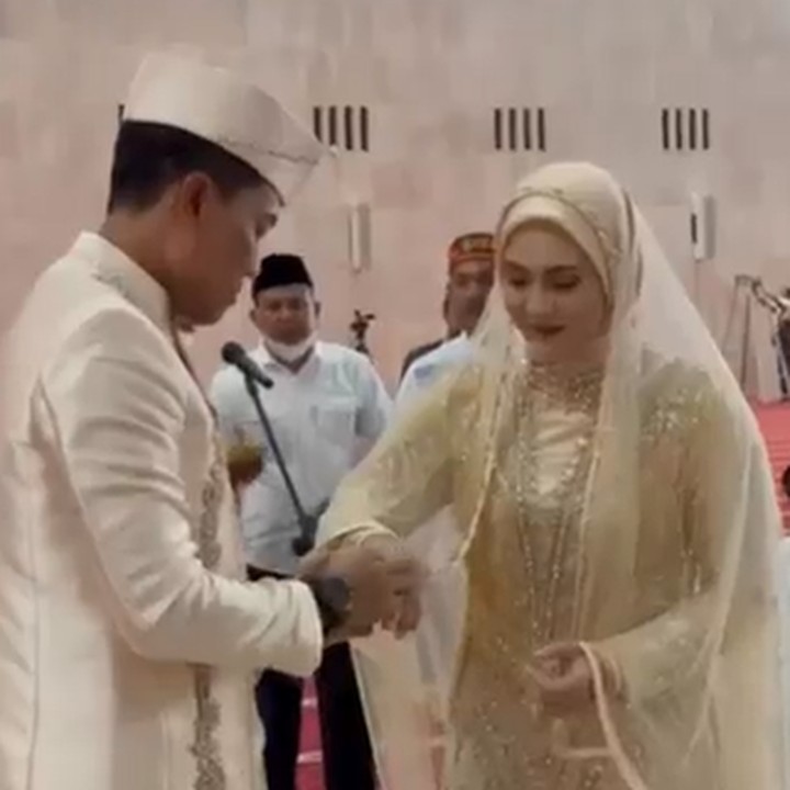 <p>Aktris yang pernah menjadi finalis Puteri Indonesia 2010 itu menceritakan bahwa pertemuan dengan sang suami terjadi secara tidak sengaja di acara ulang tahun seorang kerabat. (Foto: Instagram @julianamoechtar)<br /><br /><br /></p>