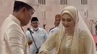 <p>Aktris yang pernah menjadi finalis Puteri Indonesia 2010 itu menceritakan bahwa pertemuan&nbsp;dengan sang suami terjadi secara tidak sengaja di acara ulang tahun seorang kerabat. (Foto: Instagram @julianamoechtar)<br /><br /><br /></p>