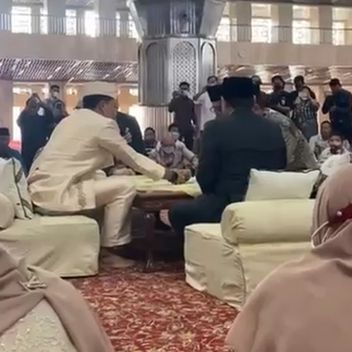 <p>Juliana Moechtar melangsungkan akad nikah dengan Letkol TNI bernama Nur Wahyudi S.E., M.I.POL hari ini, Jumat (27/5/2022), Bunda. (Foto: Instagram @julianamoechtar)<br /><br /><br /></p>