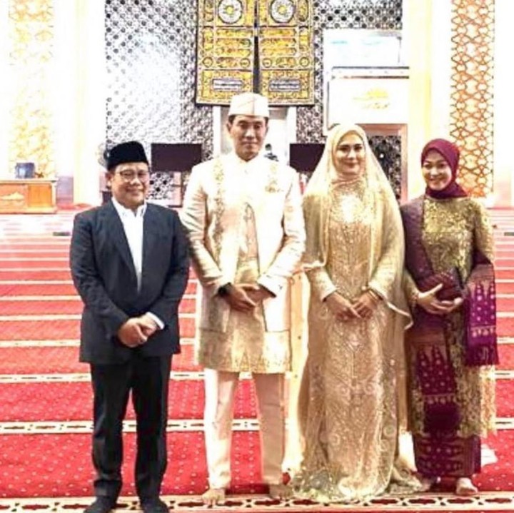 <p>Selamat untuk Juliana Moechtar dan suami. Kita doakan semoga rumah tangga mereka selalu bahagia dan diberkahi ya, Bunda. (Foto: Instagram @julianamoechtar)</p>