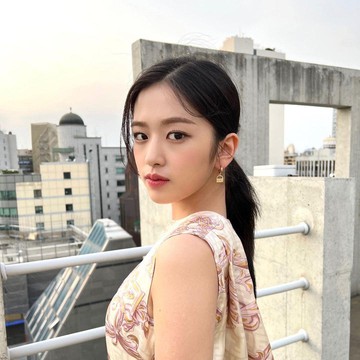 Pancarkan Aura 'Mahal', Yujin IVE Tampil Memesona Bersama Brand Fashion Ternama
