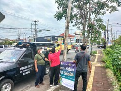 Puluhan Spanduk dan Banner Kadaluarsa di Denpasar Ditertibkan