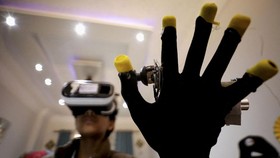 FOTO: Remaja Mesir Buat Sarung Tangan Metaverse dari Baju Ibu