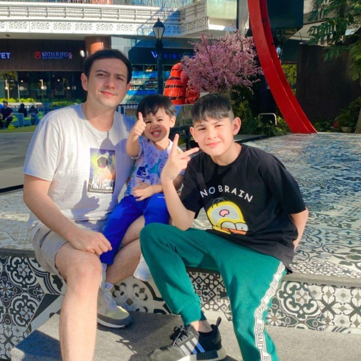 <p>Rifky saat bersama kedua putranya, Arsen dan Kazeem. Putra pertamanya, Arsen ialah buah hati dari pernikahannya dengan Risty Tagor yang resmi bercerai pada 2014 lalu. Mereka terlihat kompak bergaya saat difoto. (Foto: Instagram @rifkybalweel)</p>