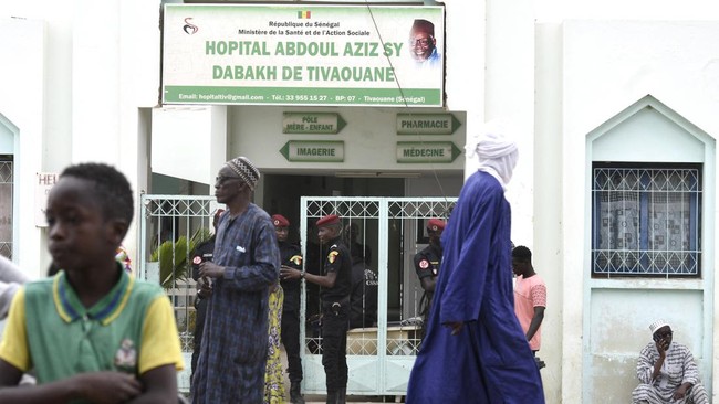 Presiden Senegal Macky Sall memecat Menteri Kesehatan Abdoulaye Diouf Sarr setelah 11 bayi tewas dalam kebakaran di RS, Kamis (26/5). 