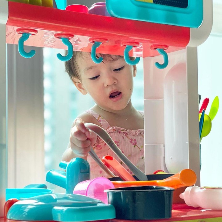 <p>Salah satunya saat Numa bermain masak-masakan layaknya seorang koki cilik nih, Bunda. Tingkah laku dan gaya Numa saat berpose selalu membuat netizen gemas. (Foto: Instagram @monaratuliu)</p>