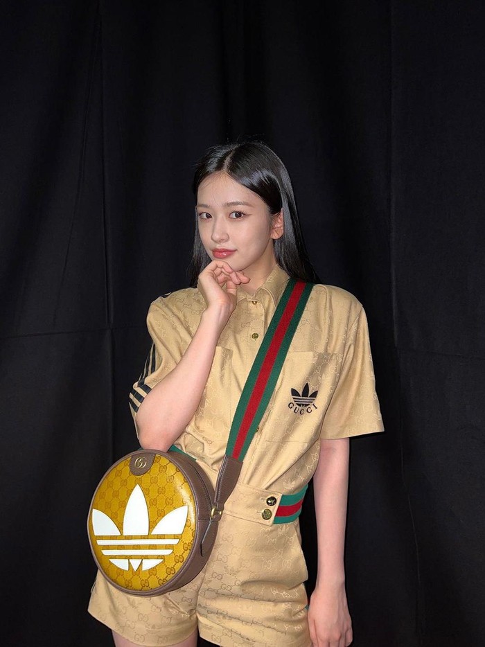 Usai menggunakan koleksi dari Vercase dan Fendi, kini Ahn Yu Jin tampil cantik dengan mengenakan dress dan tas dari koleksi dari kolaborasi dua brand ternama tersebut yang diberi nama Fendace./ Foto: instagram.com/_yujin_an