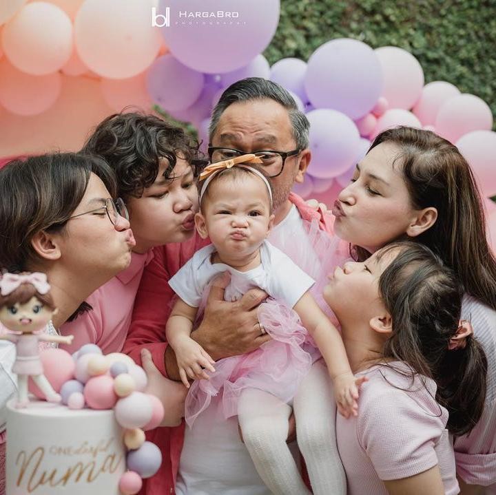 <p>Sebagai anak bungsu, Numa memiliki perbedaan usia yang cukup jauh dengan ketiga kakaknya, Davina Shava Felisa, Barta Rahadian Nezar, dan Syanala Kania Salsabila. Meski begitu, mereka tetap begitu dekat dan saling menyayangi. (Foto: Instagram @monaratuliu)</p>