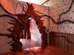 Video: POV Main Hunting Stamp di Instalasi Stranger Things M Bloc