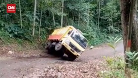 VIDEO: Momen Truk Kelebihan Muatan Terguling Terekam Kamera Warga