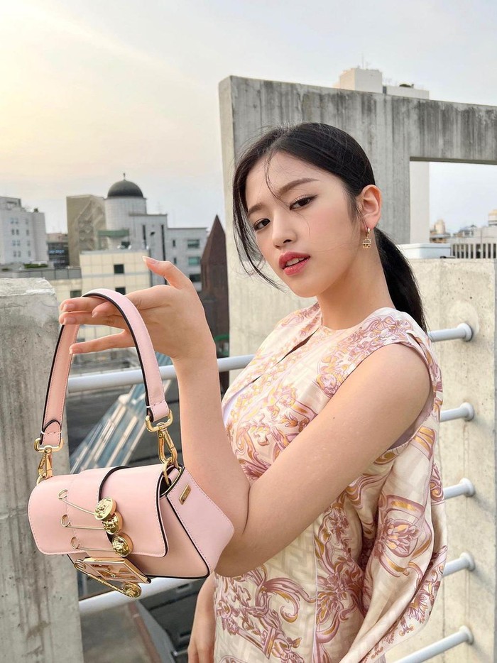 Usai menggunakan koleksi dari Vercase dan Fendi, kini Ahn Yu Jin tampil cantik dengan mengenakan dress dan tas dari koleksi dari kolaborasi dua brand ternama tersebut yang diberi nama Fendace./ Foto: instagram.com/_yujin_an