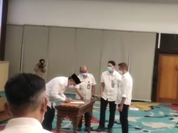 Viral Walkot Tangsel Lempar Pena Tak Fungsi Saat Pelantikan Pejabat
