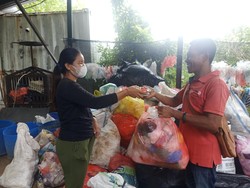 Unik, Warga Serangan Bali Tukarkan Sampah Plastik dengan Sembako