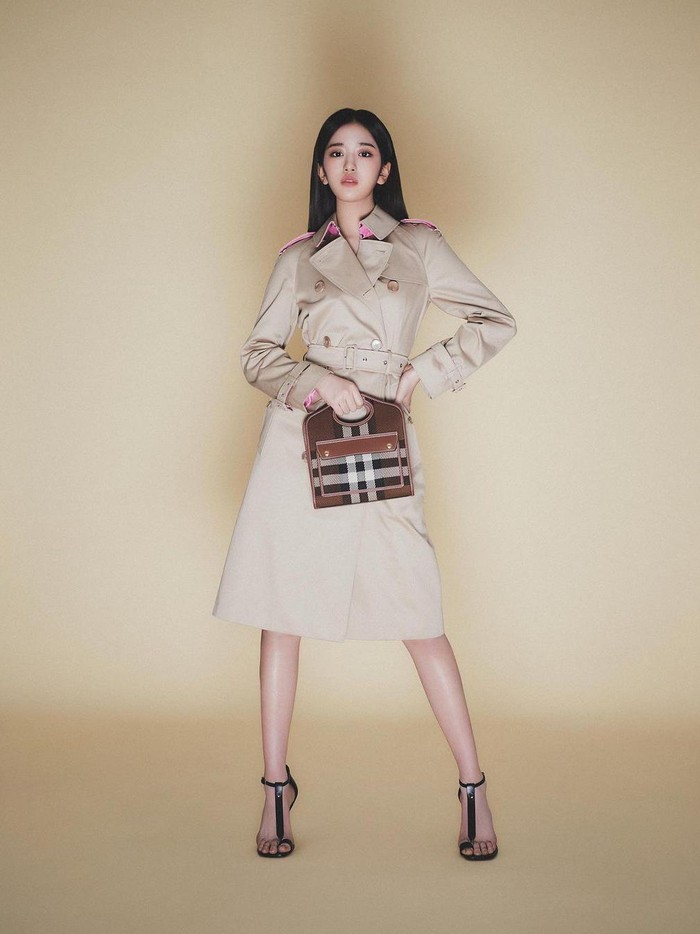 Warna cokelat menjadi bersinar ketika Ahn Yu Jin mengenakan koleksi rainwear yang dipadukan dengan tas bermotif garis khas dari brand Burberry./ Foto: instagram.com/_yujin_an