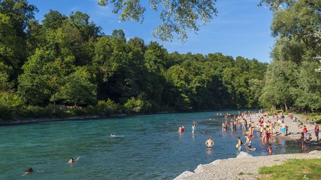 Berikut tujuh hal yang perlu diketahui untuk berenang di sungai-sungai dan danau di Swiss, termasuk Sungai Aare.