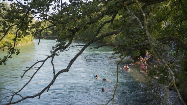 Eril Sempat Survei Keamanan Sungai Aare, Tak Loncat dari Jembatan Pihak keluarga memastikan Eril saat turun ke air tidak melompat, melainkan dilakukan secara perlahan.