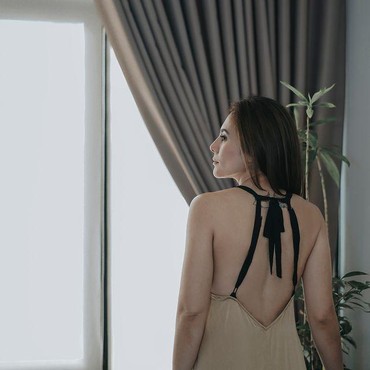 Bikin Iri Ibu-ibu Jakarta, Foto Wulan Guritno Pamer Punggung Mulus Bertato