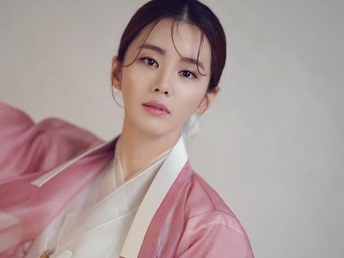 Belum lama ini, Lee Ga Ryeong membuat terkejut netizen dengan pengakuannya terhadap usia asli, terlebih terdapat perbedaan usia 8 tahun dari yang selama ini diketahui publik./ foto: instagram.com/viollet1002