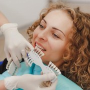 4 Cara Mencerahkan Gigi Secara Alami untuk Kembali Senyum Merekah, Catat Beauties!