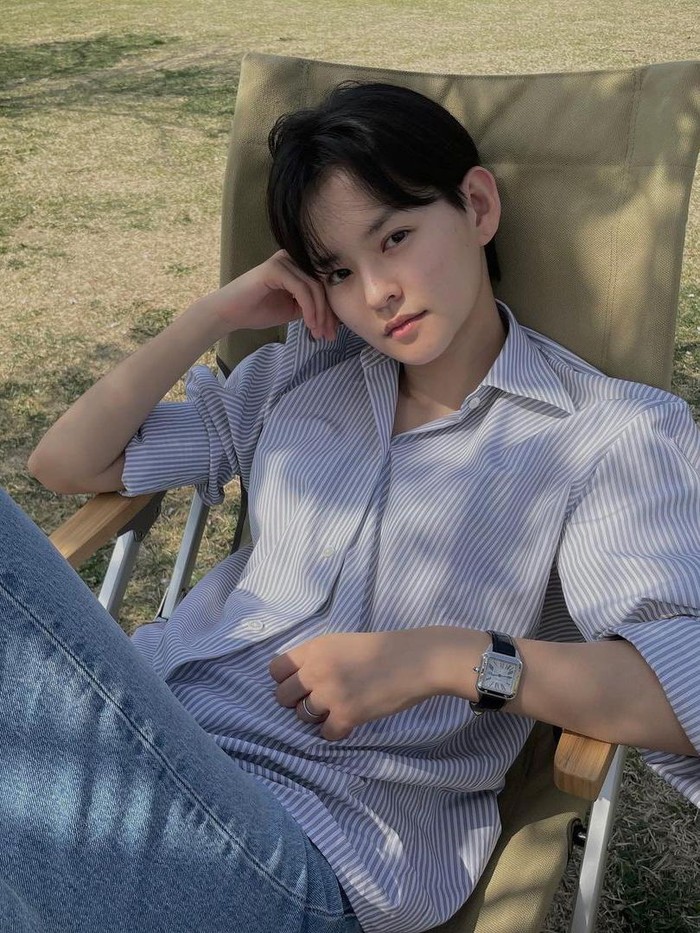 Demi perannya di Shooting Star, Kim Yoon Hye mengubah gaya rambut panjangnya. Artis berwajah imut ini tampil dengan rambut cepak. Pun demikian, Yoon Hye tak meninggalkan kesan manis dan menggemaskan!/ Foto: instagram.com/kimyoonhye_