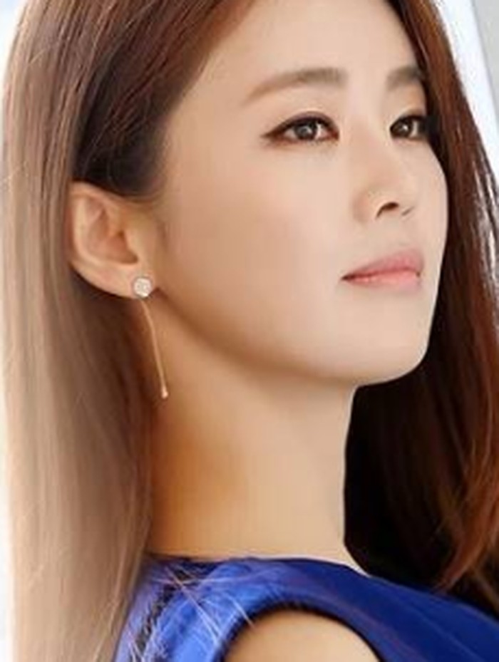 Di awal kariernya sebagai aktris, Lee Ga Ryeong sempat muncul sebagai peran kecil di beberapa drama populer seperti Master's Sun dan The Heirs./ foto: instagram.com/viollet1002