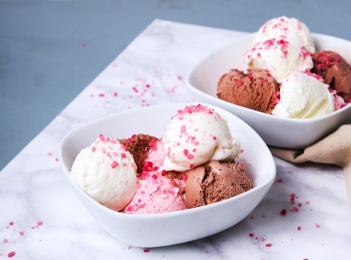 Es Krim dengan Topping Tinggi Protein