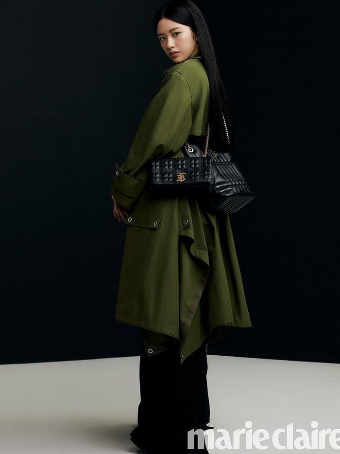 Yujin IVE sendiri dipilih untuk menghiasi sampul majalah Marei Claire edisi Juni 2022 dan memperkenalkan salah satu koleksi terbaru untuk pra-musim gugur brand Burberry yaitu, produk ‘Lola Bag’./ Foto: instagram.com/ Foto: instagram.com/marieclairekorea