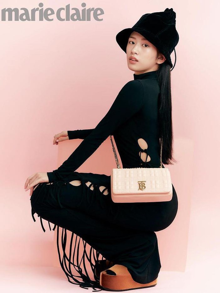 Untuk pemotretan kali ini, Yujin tampil dengan gaya yang chic dan elegan, tapi tetap kasual yang dipadu padankan dengan produk tas 'Lola Bag' yang baru diluncurkan Burberry./ Foto: instagram.com/marieclairekorea