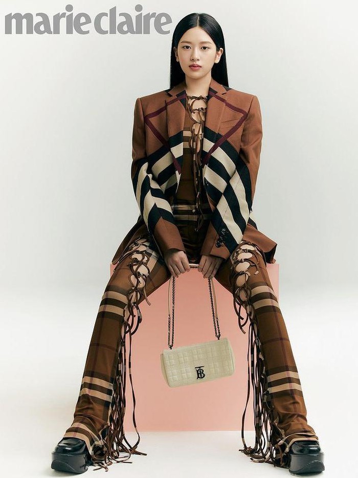 Tampil dengan pose mengenakan outfit yang sangat chic, riasan wajah yang tampak natural, serta straight hair, member IVE ini makin terlihat menawan dengan memancarkan aura yang tegas layaknya seorang leader./ Foto: instagram.com/marieclairekorea