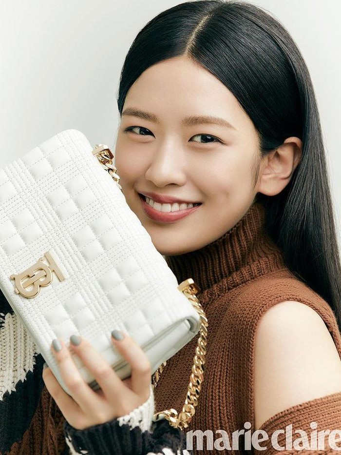 Pada Rabu, (18/5) lalu, Marie Claire Korea merilis beberapa potret dari leader IVE, Yujin yang sekaligus bekerjasama dengan brand fashion mewah Burberry./ Foto: instagram.com/marieclairekorea