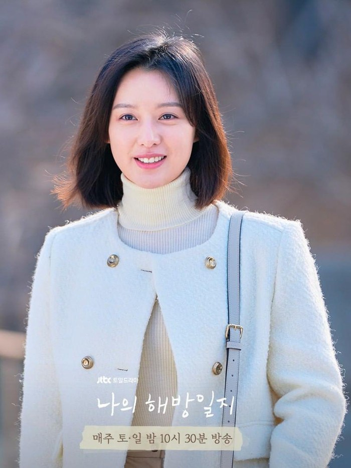 Kim Ji Won juga tampil beda di detik-detik akhir drama My Liberation Notes. Ia memotong rambut sebahu dan tampil lebih anggun dan berkelas. Beauties tertarik coba model rambut ala Kim Ji Won ini?/ Foto: instagram.com/jtbcdrama