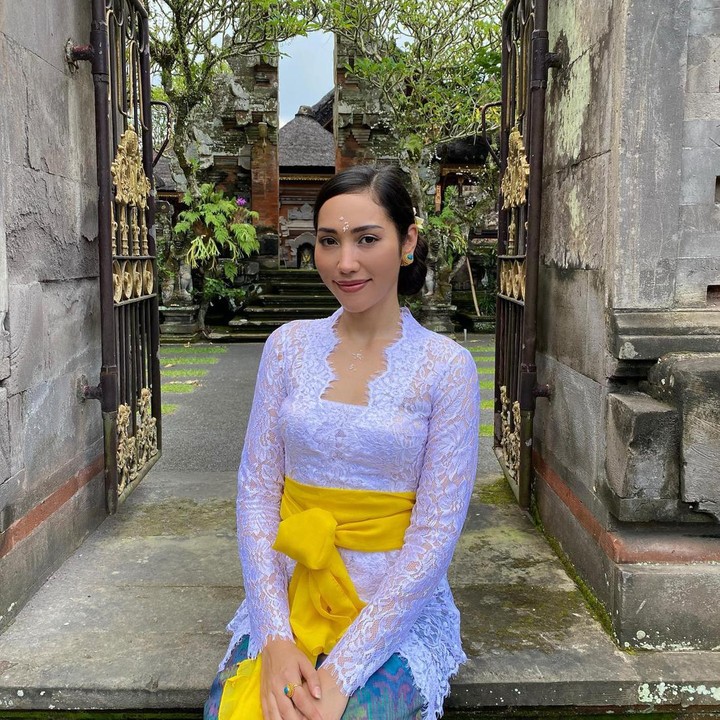 <p>Puteri Indonesia 2022 sudah dipilih, Bunda. Wanita asal Bali bernama Laksmi Shari De Nefee baru saja dinobatkan menjadi Puteri Indonesia 2022. Laksmi lahir 26 Januari 1996. (Foto: Instagram @laksmideneefe)<br /><br /><br /></p>