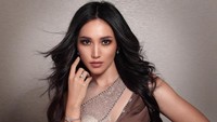<p>Diketahui, Laksmi meraih prestasi akademik Polimoda Bachelor of Fashion Business <em>cum laude</em> 2020. Selain itu, ia juga sering terlibat dalam berbagai aktivitas. (Foto: Instagram @laksmideneefe)<br /><br /><br /></p>