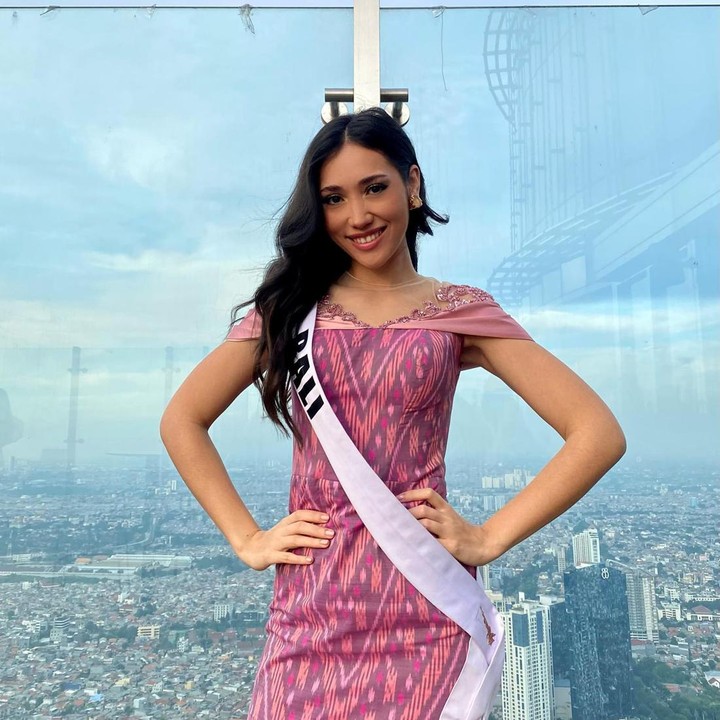 <p>Selamat untuk Laksmi Shari De Nefee. Semoga ia bisa amanah dengan gelar yang diberikan padanya ya, Bunda. (Foto: Instagram @laksmideneefe)</p>