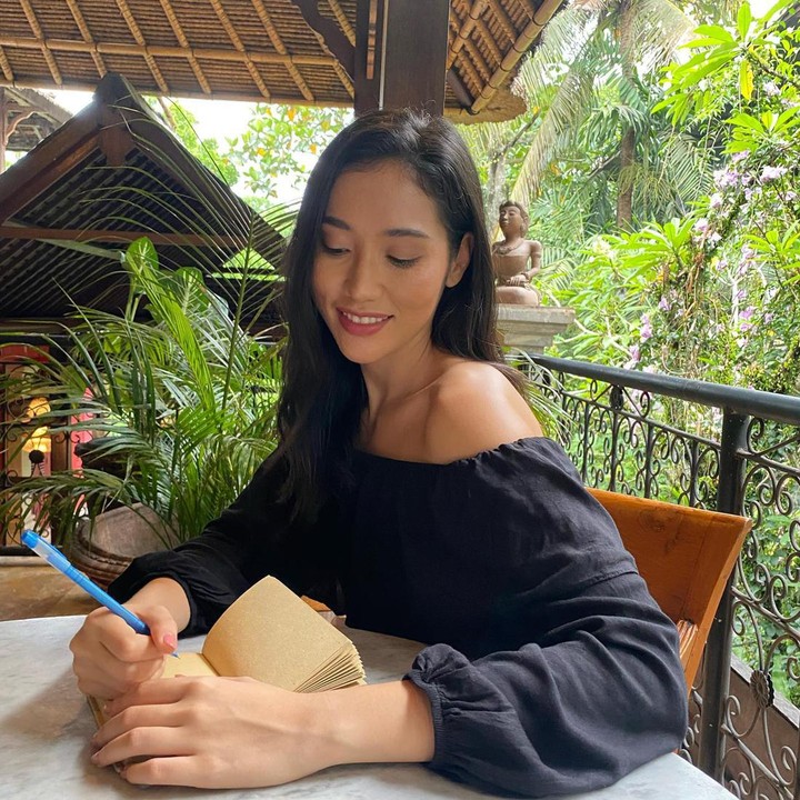 <p>Ayah Laksmi merupakan warga asli Bali bernama Ketut Suardana. Sementara sang bunda, berasal dari Australia bernama Janet De-Nefee. (Foto: Instagram @laksmideneefe)<br /><br /><br /></p>