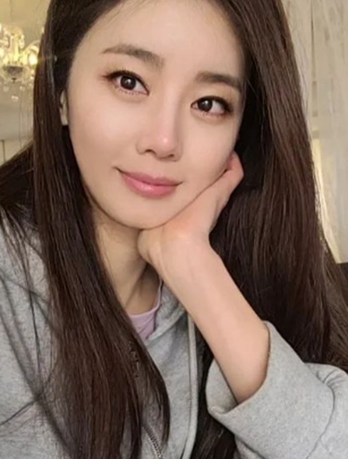 Lee Ga Ryeong mengungkapkan kalau ia sempat memalsukan tahun lahir di profil resminya menjadi tahun 1988, meskipun sebenarnya ia lahir di tahun 1980./ foto: instagram.com/viollet1002