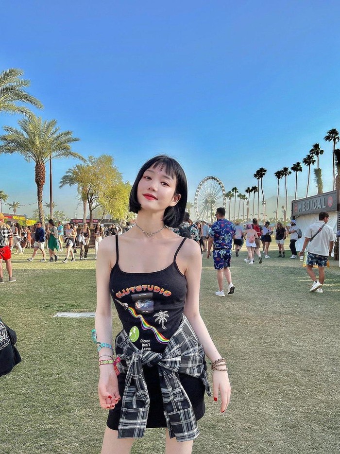 Lee Yu Bi memotong rambut panjangnya sejak April lalu. Artis cantik ini unggah foto dengan gaya rambut baru saat menghadiri konser Coachella 2022. Wah, kira-kira bagaimana model rambut baru Lee Yu Bi di drama Yumi Cells season 2 ya? Temukan jawabannya dengan menyaksikan drama tersebut ya, Beauties! Foto: instagram.com/yubi_190