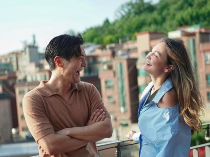 Sweet! 7 Potret Kebersamaan Luna Maya dengan Choi Siwon, Mirip Drama Korea